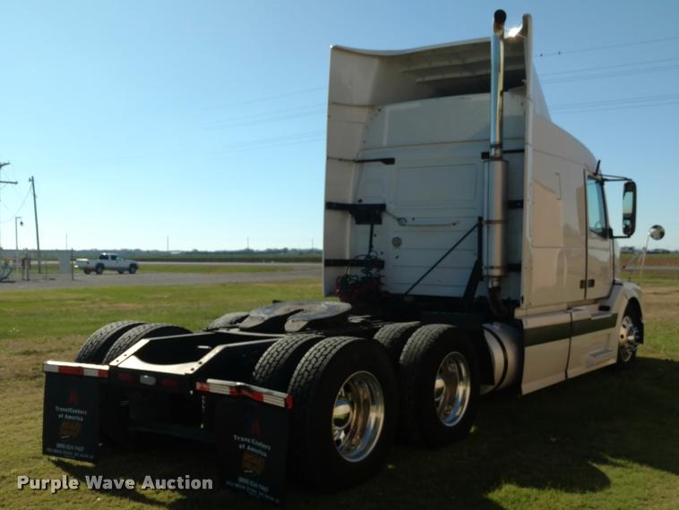image for item DA4403 2005 Volvo VNL semi truck