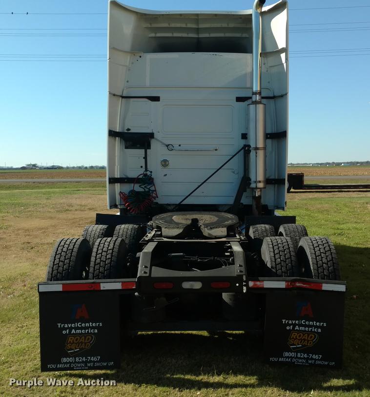 image for item DA4403 2005 Volvo VNL semi truck