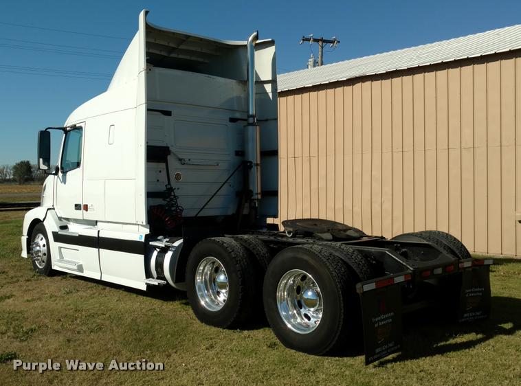 image for item DA4403 2005 Volvo VNL semi truck