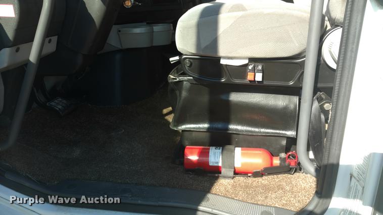 image for item DA4403 2005 Volvo VNL semi truck