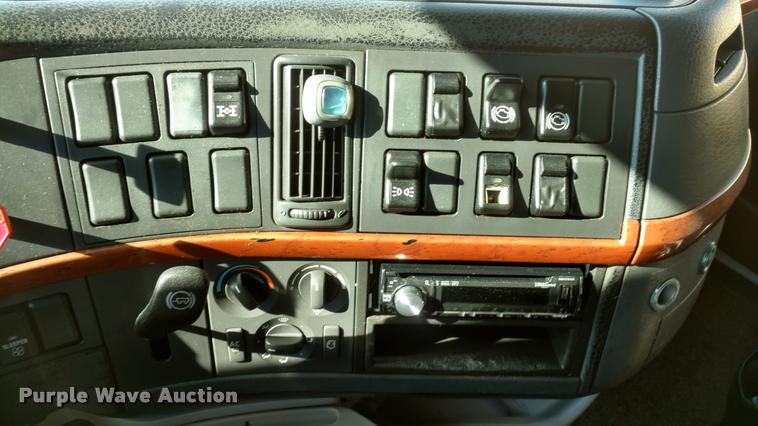 image for item DA4403 2005 Volvo VNL semi truck