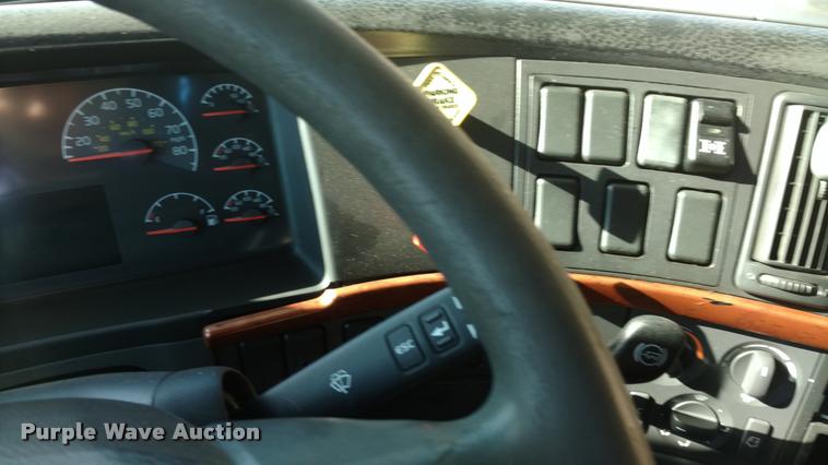 image for item DA4403 2005 Volvo VNL semi truck