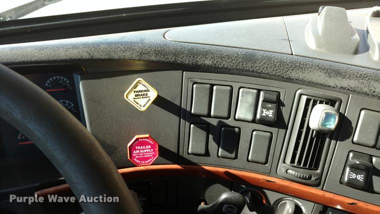 image for item DA4403 2005 Volvo VNL semi truck