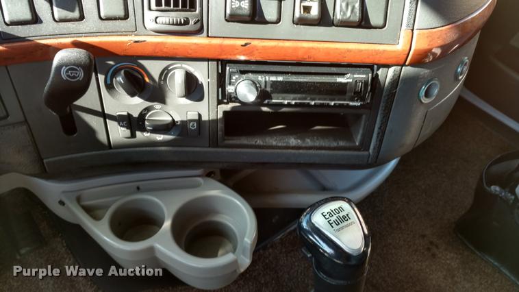 image for item DA4403 2005 Volvo VNL semi truck