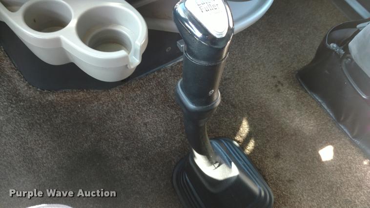 image for item DA4403 2005 Volvo VNL semi truck