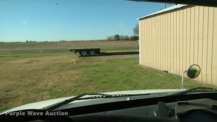 image for item DA4403 2005 Volvo VNL semi truck