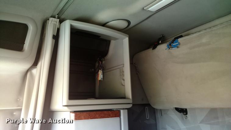 image for item DA4403 2005 Volvo VNL semi truck