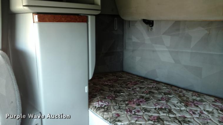 image for item DA4403 2005 Volvo VNL semi truck