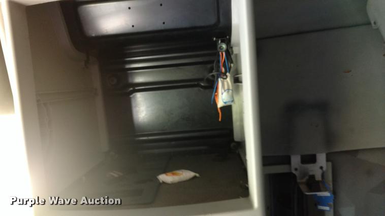 image for item DA4403 2005 Volvo VNL semi truck