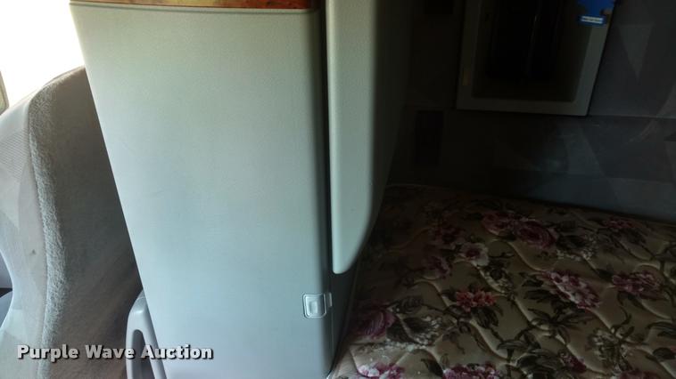 image for item DA4403 2005 Volvo VNL semi truck