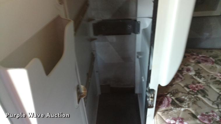 image for item DA4403 2005 Volvo VNL semi truck