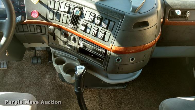 image for item DA4403 2005 Volvo VNL semi truck