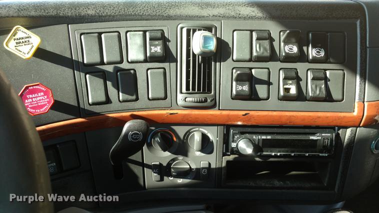 image for item DA4403 2005 Volvo VNL semi truck