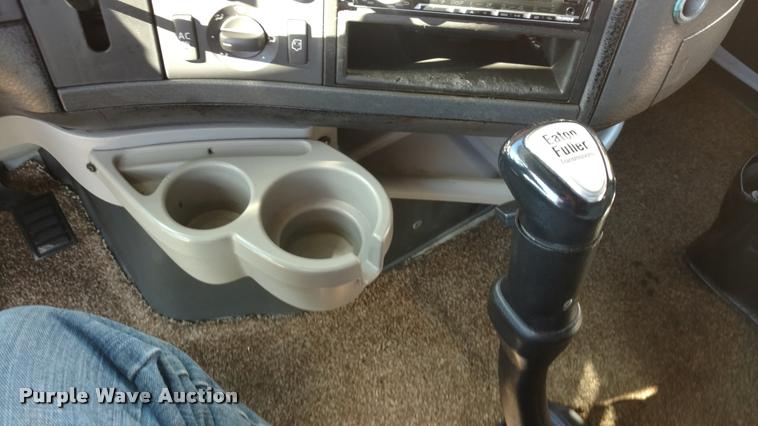 image for item DA4403 2005 Volvo VNL semi truck