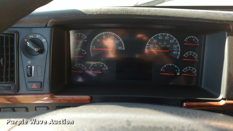 image for item DA4403 2005 Volvo VNL semi truck