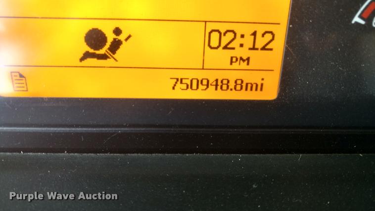 image for item DA4403 2005 Volvo VNL semi truck