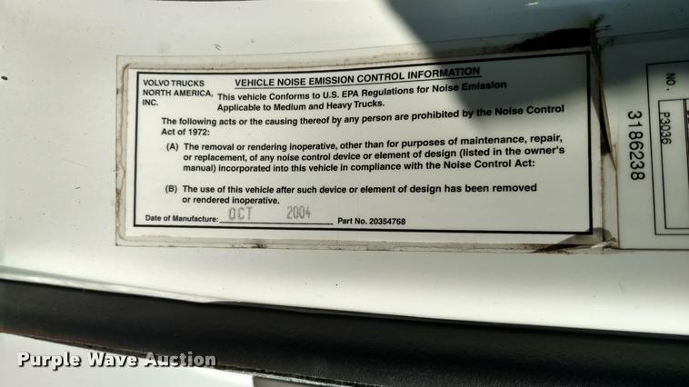 image for item DA4403 2005 Volvo VNL semi truck