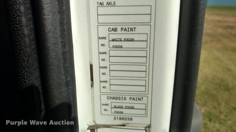 image for item DA4403 2005 Volvo VNL semi truck