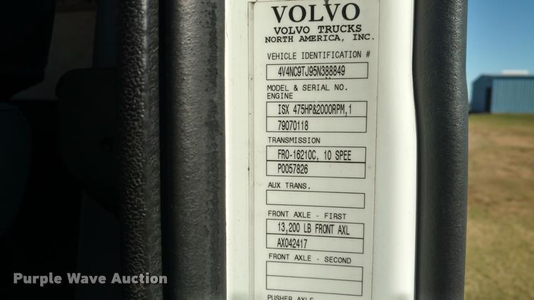 image for item DA4403 2005 Volvo VNL semi truck