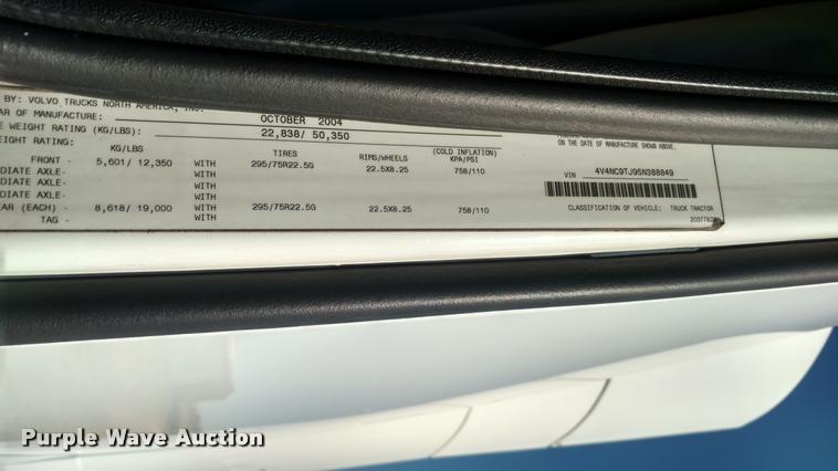 image for item DA4403 2005 Volvo VNL semi truck