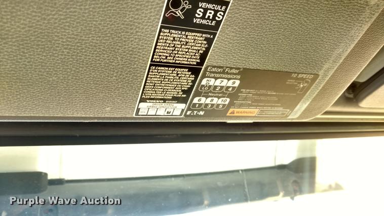 image for item DA4403 2005 Volvo VNL semi truck