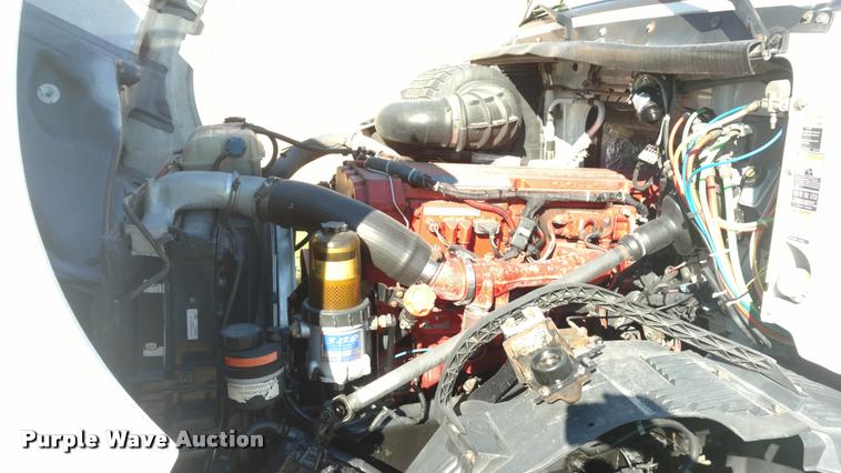 image for item DA4403 2005 Volvo VNL semi truck