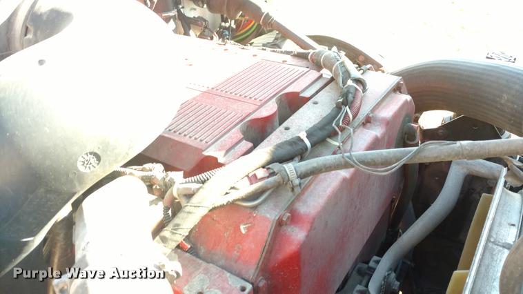 image for item DA4403 2005 Volvo VNL semi truck