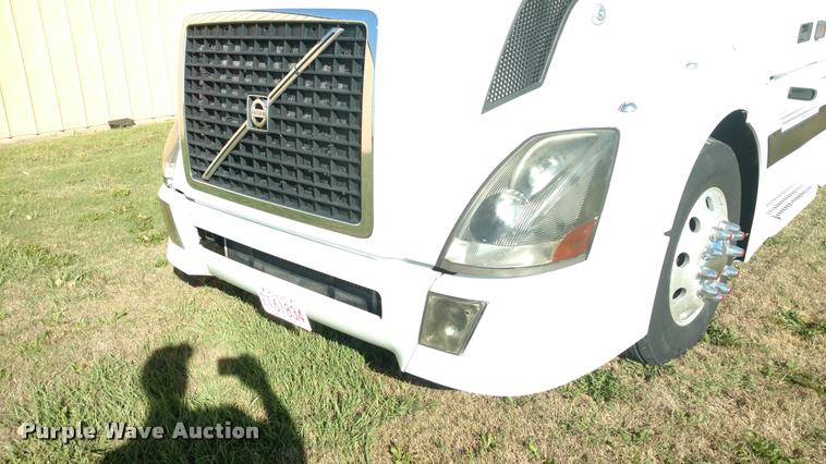 image for item DA4403 2005 Volvo VNL semi truck