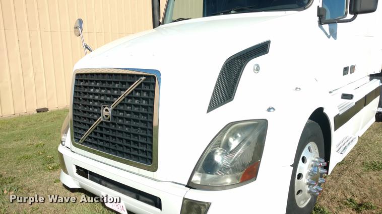 image for item DA4403 2005 Volvo VNL semi truck