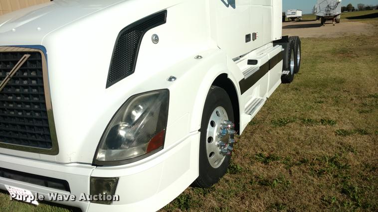 image for item DA4403 2005 Volvo VNL semi truck