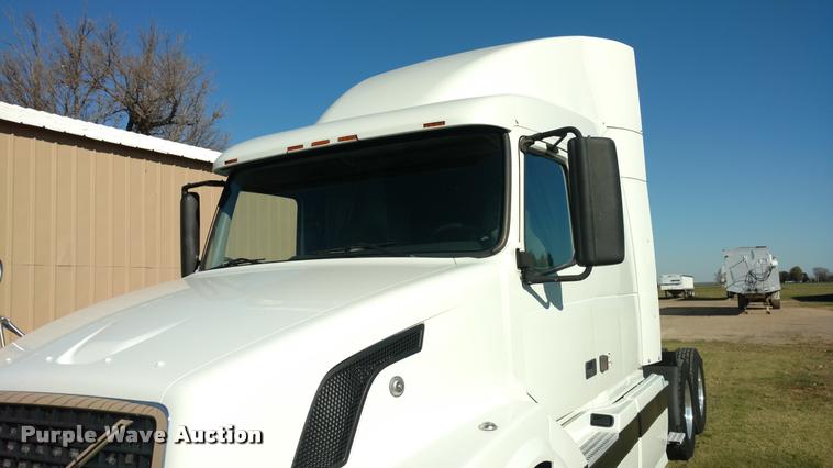 image for item DA4403 2005 Volvo VNL semi truck