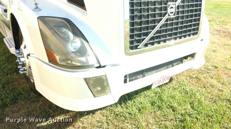 image for item DA4403 2005 Volvo VNL semi truck