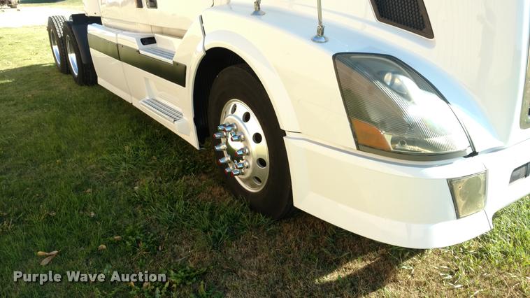 image for item DA4403 2005 Volvo VNL semi truck