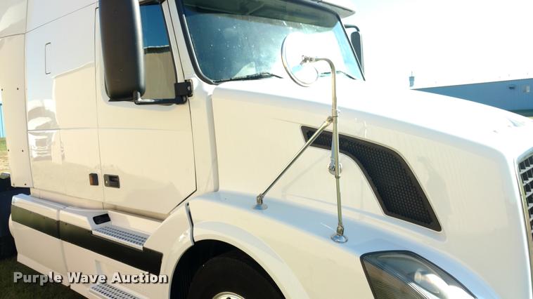 image for item DA4403 2005 Volvo VNL semi truck