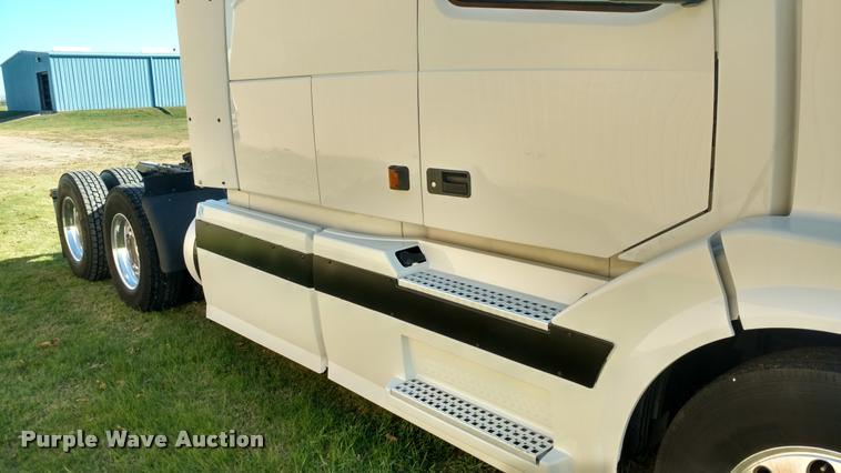 image for item DA4403 2005 Volvo VNL semi truck