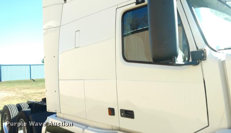image for item DA4403 2005 Volvo VNL semi truck