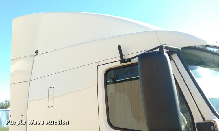 image for item DA4403 2005 Volvo VNL semi truck