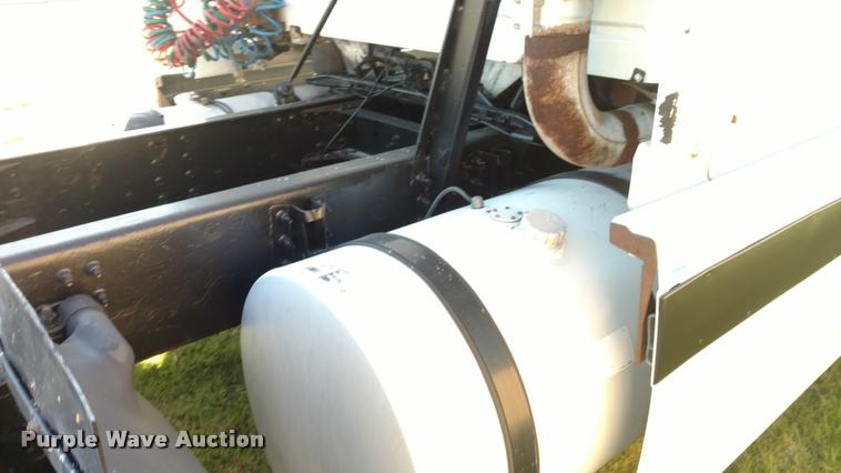 image for item DA4403 2005 Volvo VNL semi truck