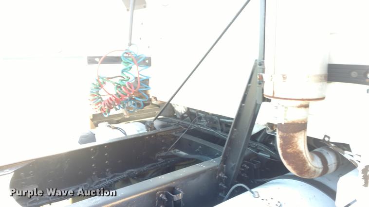 image for item DA4403 2005 Volvo VNL semi truck