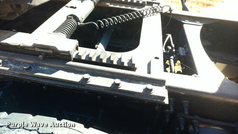 image for item DA4403 2005 Volvo VNL semi truck