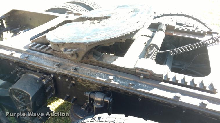 image for item DA4403 2005 Volvo VNL semi truck