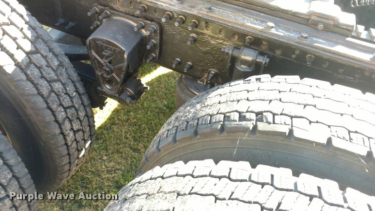 image for item DA4403 2005 Volvo VNL semi truck