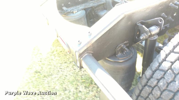 image for item DA4403 2005 Volvo VNL semi truck