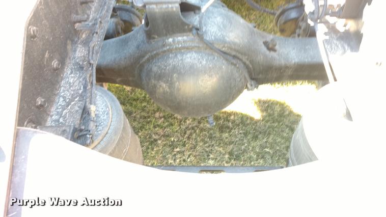 image for item DA4403 2005 Volvo VNL semi truck