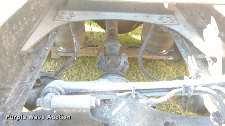 image for item DA4403 2005 Volvo VNL semi truck