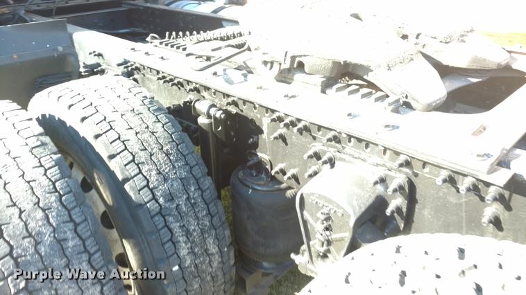 image for item DA4403 2005 Volvo VNL semi truck