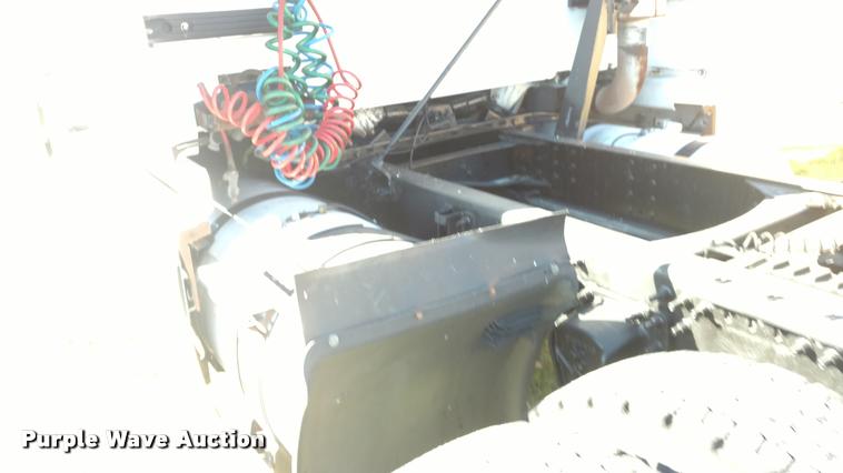 image for item DA4403 2005 Volvo VNL semi truck