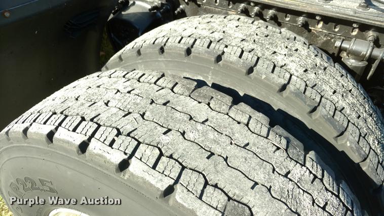 image for item DA4403 2005 Volvo VNL semi truck