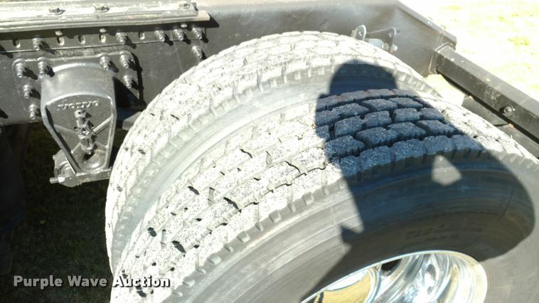 image for item DA4403 2005 Volvo VNL semi truck