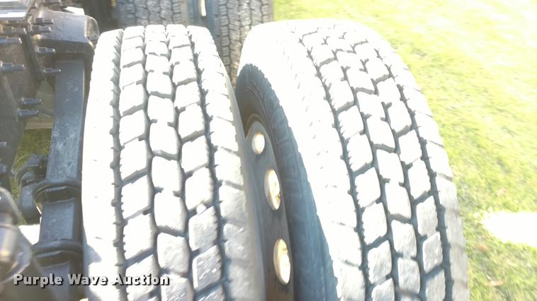 image for item DA4403 2005 Volvo VNL semi truck